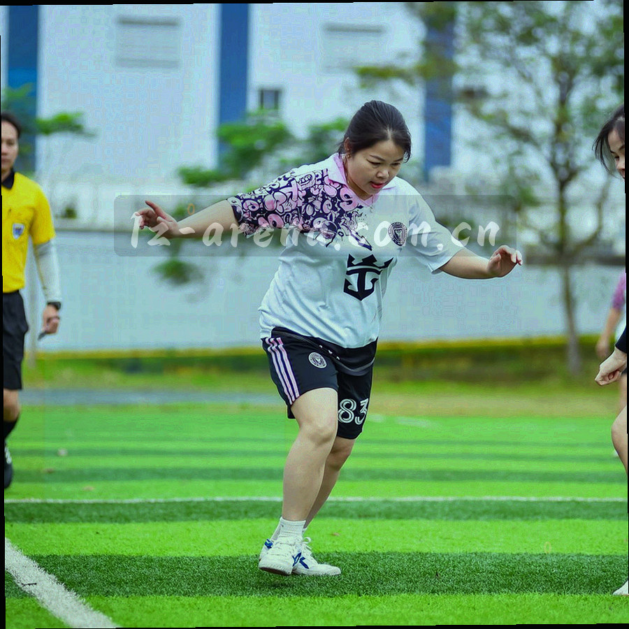 环形轨道上的横扫手势线稿示意，相邻赛区节点以青绿高亮
